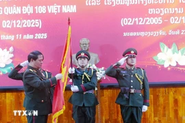 Le général de corps d’armée Vongsone Inpanphim,vice-ministre lao de la Défense et directeur du Département général de politique de l’Armée populaire lao, remet l'Ordre de l'Amitié de l'État lao à l'Hôpital central militaire 108. Photo : VNA