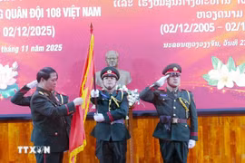 Le général de corps d’armée Vongsone Inpanphim,vice-ministre lao de la Défense et directeur du Département général de politique de l’Armée populaire lao, remet l'Ordre de l'Amitié de l'État lao à l'Hôpital central militaire 108. Photo : VNA