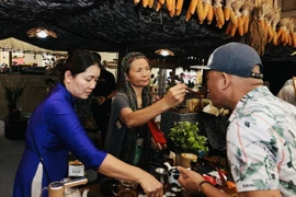 Un visiteur savoure le thé de Son La. Photo : VNA