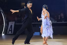 Performance de Phan Hien et Thu Huong en samba. Photo : nhandan.vn