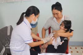 Une petite fille de la commune d'An Thanh Thuy, province de Dong Thap, est injectée le vaccin antipoliomyélitique inactivé. Photo : VNA