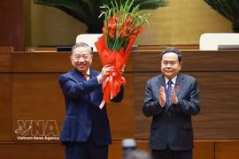 Le président de l'Assemblée nationale, Tran Thanh Man (droite), offre des fleurs au secrétaire général et président To Lam. Photo : VNA.