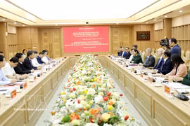 Séance entre l’ambassadeur de Belgique au Vietnam, Karl Van Den Bossche, et les autorités de la province de Hung Yen. Photo: VNA