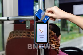 Les usagers pourront désormais utiliser leur carte ATM domestique NAPAS sans contact, émise par 28 banques, pour régler leurs trajets en la présentant simplement aux dispositifs installés dans les véhicules. Photo: VNA