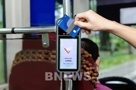 Les usagers pourront désormais utiliser leur carte ATM domestique NAPAS sans contact, émise par 28 banques, pour régler leurs trajets en la présentant simplement aux dispositifs installés dans les véhicules. Photo: VNA