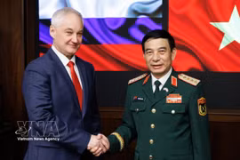 Le général Phan Van Giang, membre du Bureau politique, vice-Premier ministre et ministre vietnamien de la Défense (droite) et le ministre russe de la Défense, Andrey Belousov. Photo: VNA