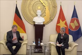 L’ambassadeur du Vietnam en Allemagne, Nguyen Dac Thanh (droite), et le président du Parti communiste allemand (DKP), Patrik Köbele. Photo: VNA