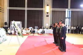 La délégation de haut rang du ministère vietnamien de la Sécurité publique rend hommage au président de l’Assemblée nationale du Laos, Xaysomphone Phomvihane. Photo: VNA