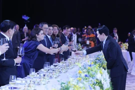 Le président de la République Luong Cuong (droite) et les délédués internationaux. Photo: VNA