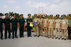 Les gardes-frontières de la province de Dong Thap accueillent des citoyens vietnamiens remis par les autorités cambodgiennes. Photo : VNA