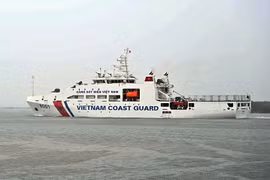 Le navire CSB 8001 des garde-côtes vietnamiens quitte Hô Chi Minh-Ville pour une visite de travail et d’échange d’expériences avec les garde-côtes indonésiens. Photo: VNA