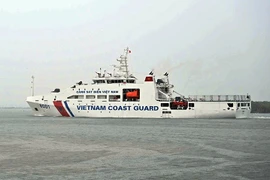 Le navire CSB 8001 des garde-côtes vietnamiens quitte Hô Chi Minh-Ville pour une visite de travail et d’échange d’expériences avec les garde-côtes indonésiens. Photo: VNA