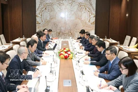 Le Minh Hung, membre du Bureau politique, secrétaire du Comité central du Parti, président de la Commission centrale de l’organisation du Parti et et président du Groupe parlementaire d’amitié Vietnam - Japon, reçoit Takebe Tsutomu, conseiller spécial de l’Alliance parlementaire d’amitié Japon - Vietnam. Photo: VNA