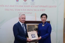 Mme Ngô Phuong Ly, épouse du secrétaire général du Parti communiste du Vietnam Tô Lâm, remet un cadeau de souvenir au représentant du Centre culturel russo-vietnamien à Saint-Pétersbourg. Photo: VNA