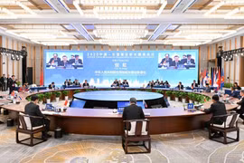 La table ronde des ministres de la Construction de l’ASEAN et de la Chine se tient le 15 septembre à Guilin. Photo: VNA
