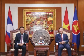 L'ambassadeur du Vietnam au Laos, Nguyen Minh Tam (à droite), reçoit Bounleua ​​Phandanouvong, membre du Comité central et chef de la Commission des relations extérieures du Comité central du Laos. Photo : VNA