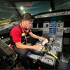 Les ingénieurs de Vietjet travaillent sans relâche pendant 32 heures pour mettre à jour le logiciel de la flotte d'Airbus A320 de la compagnie. Photo : Vietjet
