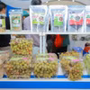 Des raisins, pommes et produits à base d'algues conformes aux normes OCOP sont présentés lors de la Foire d'automne 2025. Photo : VNA
