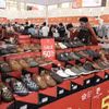 L'industrie du cuir et de la chaussure attire des acheteurs au Salon d'automne 2025. Photo : VNA