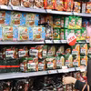 Une cliente choisit des nouilles instantanées dans un supermarché à Séoul, en République de Corée. Photo : Yonhap/VNA