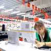 L'usine de confection Hung Ha Veston investit dans des machines à coudre dotées d'intelligence artificielle pour optimiser sa production. Photo : VNA