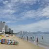 La plage de Nha Trang, province de Khanh Hoa, attire les touristes. Photo de : VNA