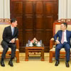 Le vice-gouverneur de la BEV, Nguyen Ngoc Canh (droite), reçoit le président-directeur général d’IBK, Chang Min Young. Photo: BEV