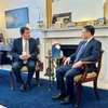 Le ministre par intérim de l'Industrie et du Commerce, Le Manh Hung (droite), rencontre le sénateur républicain américain Bill Hagerty, représentant pour le Tennessee. Photo: VNA