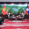 Séance de travail entre la délégation de l'Académie de médecine militaire du Vietnam et les dirigeants du ministère lao de la Défense. Photo : VNA