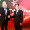 Le ministre de l'Industrie et du Commerce, Nguyen Hong Dien (droite), et son homologue pakistanais, Jam Kamal Khan. Photo: VNA