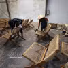 Production de meubles d'extérieur destinés au marché européen à l'usine Hong Ngoc, dans la zone industrielle de Phu Tai, quartier de Quy Nhon Bac, province de Gia Lai. Photo : VNA