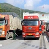 Des marchandises sont transportées au poste frontière de Chi Ma, dans la province de Lang Son. Photo : Van Dat/VNA
