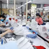 Production de chaussures destinées à l'exportation vers l'UE à l'entreprise Truong Xuan à Hanoï. Photo : VNA