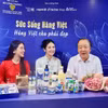 Tran Huu Linh, directeur de l'Agence pour la surveillance et le développement du marché intérieur, et deux personnalités lors de livestream "Vitalité des produits vietnamiens". Photo: qdnd.vn
