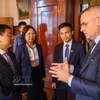 Le vice-Premier ministre Nguyen Van Thang (gauche) et le directeur général d'Euronext Amsterdam, René van Vlerken. Photo: VNA