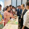 Des entreprises échangent lors de la Conférence d'échanges commerciaux Vietnam-Cambodge, le 28 août, au Cambodge. Photo : Agence de la promotion du commerce
