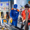 Les prix des carburants au Vietnam connaissent une baisse significative à partir du 23 avril à 15h00. Photo; VNA