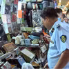 Les services de contrôle du marché inspectent le marché Ben Thanh à Hô Chi Minh-Ville et consignent de nombreuses infractions. Photo : VNA