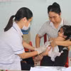 Une petite fille de la commune d'An Thanh Thuy, province de Dong Thap, est injectée le vaccin antipoliomyélitique inactivé. Photo : VNA