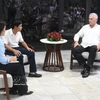 Le Premier secrétaire du Comité central du Parti communiste cubain et président de Cuba, Miguel Díaz-Canel Bermúdez (droite), reçoit le président de la société Agri-VMA, Nguyen Van Quang. Photo: VNA