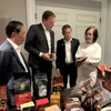La conseillère commerciale Trân Thu Quynh présente des produits de café de haute qualité au président de l'Association du café du Canada (deuxième à partir de la gauche). Photo : VNA