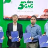 L’ambassadeur Le Quang Long (deuxième à partir de la gauche) à la cérémonie de remise du premier lot de riz produit à Cuba. Photo: ambassade du Vietnam à Cuba