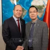 Le conseiller commercial de l'ambassade du Vietnam en Israël, Le Thai Hoa (droite), et Nir Barkat, ministre israélien de l'Économie et de l'Industrie. Photo : VNA