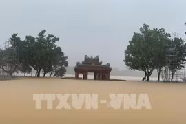 À 10 h 00 le 3 novembre, le niveau de la rivière des Parfums à la station Kim Long dépassait de 0,77 mètre le seuil d'alerte 3, tandis que celui de la rivière Bô à la station Phu Ôc était supérieur de 0,46 mètre au-dessus du niveau d'alerte 3. Photo: VNA