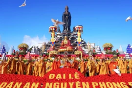 Grande cérémonie pour la paix et la prospérité nationales sur le mont Ba Den