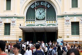 La Poste centrale de Saigon accueille de nombreux visiteurs à l'occasion du 50e anniversaire de la Libération du Sud et de la Réunification nationale. Photo : VNA