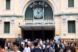 La Poste centrale de Saigon accueille de nombreux visiteurs à l'occasion du 50e anniversaire de la Libération du Sud et de la Réunification nationale. Photo : VNA