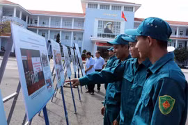 Les soldats à l'exposition. Photo: VNA