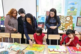Les épouses des Premiers ministres vietnamien et éthiopien visitent le lycée Nguyên Dinh Chiêu. Photo: VNA