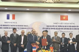 Séance de travail entre l'Académie des sciences et technologies du Vietnam et une délégation d'instituts de recherche nationaux et d'universités de premier plan de France. Photo: VNA